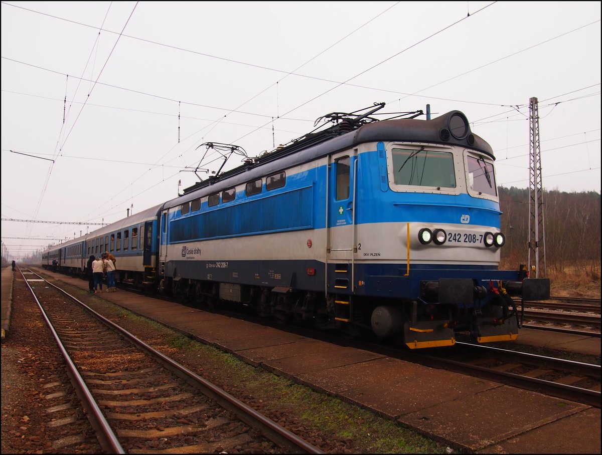 CD 242 208-7 mit Schnellzug R666 richtung Plzeň auf Bahnhof Ražice am 17.12.2016