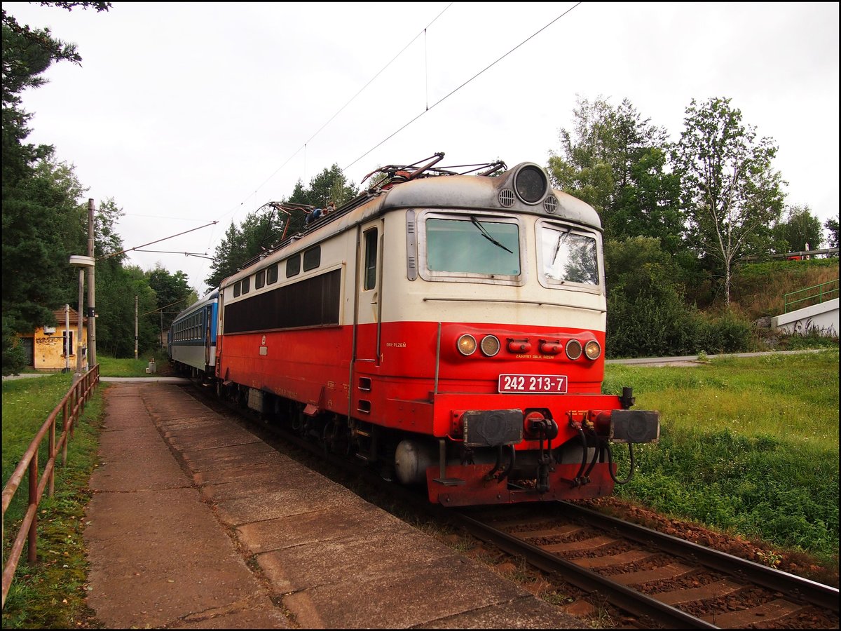 CD 242 213-7 fährt durch eine Haltestelle Doubí u Tábora am 31. 8. 2020
