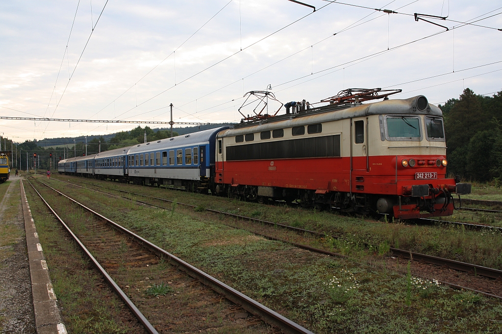CD 242 213-7 mit dem R 654 (Havlickuv Brod - Plzen hl.n.) am 29.Juli 2018 im Bahnhof Kostelec u Jihlavy.