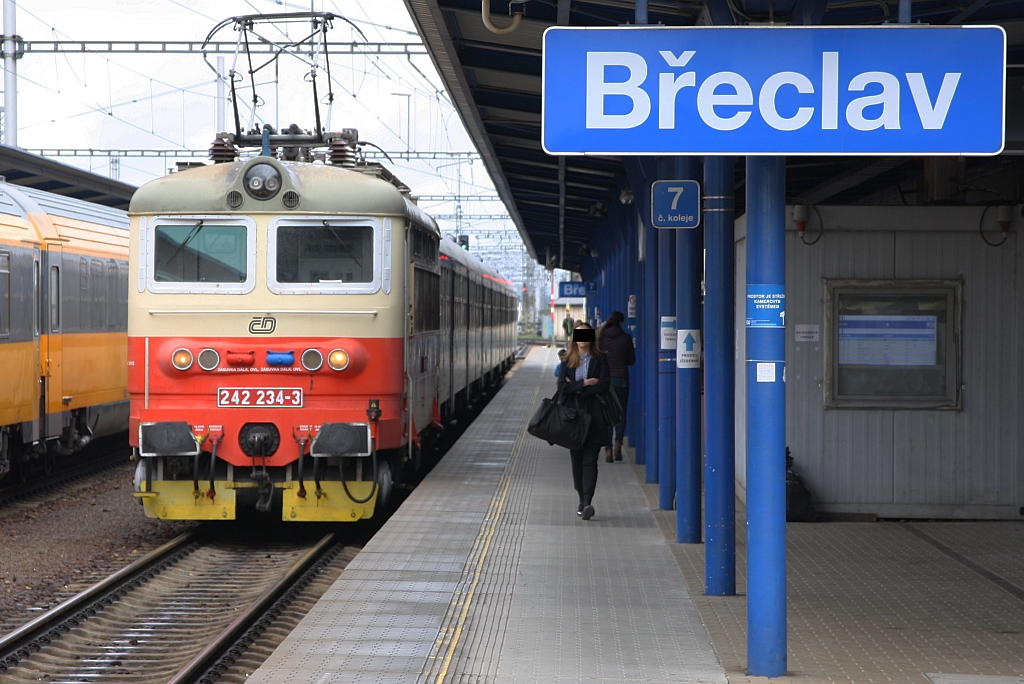 CD 242 234-3 am 06.April 2019 im Bahnhof Breclav.