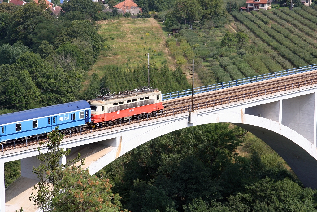 CD 242 234-3 am 24.August 2019 vor dem Os 4909 (Zd'ar nad Sazavou - Vranovice) auf dem Dolni Loucky Viadukt.