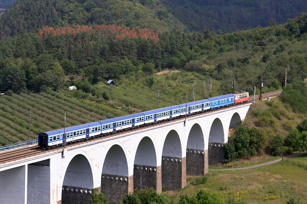 CD 242 234-3 am 24.August 2019 mit dem Os 4909 (Zd'ar nad Sazavou - Vranovice) auf dem Dolni Loucky Viadukt.