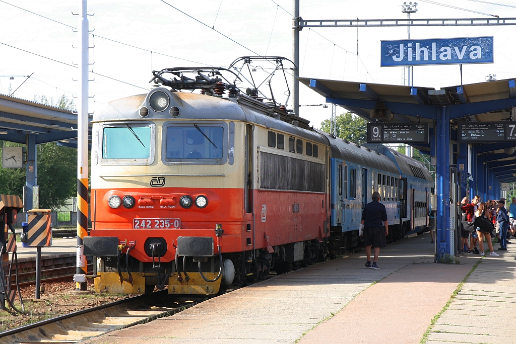 CD 242 235-0 mit dem Os 8367 (Havlickuv Brod - Horni Cerekev) am 09.August 2019 im Bahnhof Jihlava.