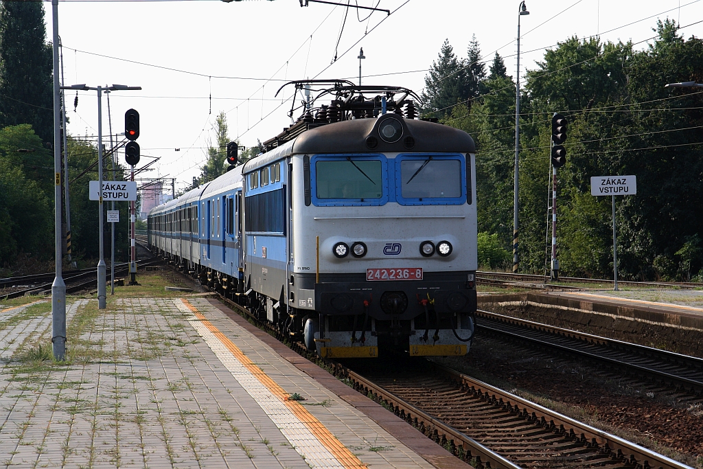 CD 242 236-8 fährt am 24.August 2019 mit dem Os 4618 (Breclav - Vlkov u Tisnova) in den Bahnhof Brno-Kralovo Pole ein.