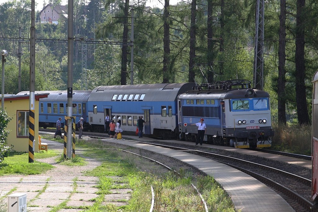 CD 242 236-8 mit dem Os 8366 (Pocatky-Zirovnice - Havlickuv Brod) am 09.August 2019 im Bahnhof Rantirov.


