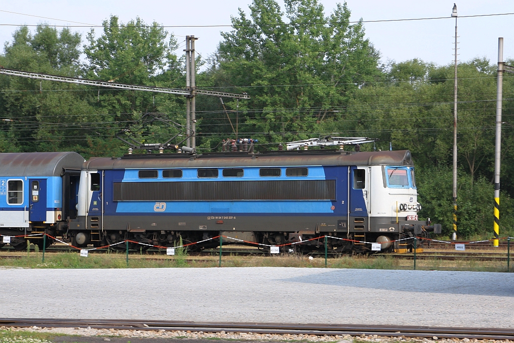 CD 242 237-6 fährt am 05.August 2018 mit dem R 661  Bezdrev  (Plzen hl.n. - Brno hl.n.) aus dem Bahnhof Jindrichuv Hradec.