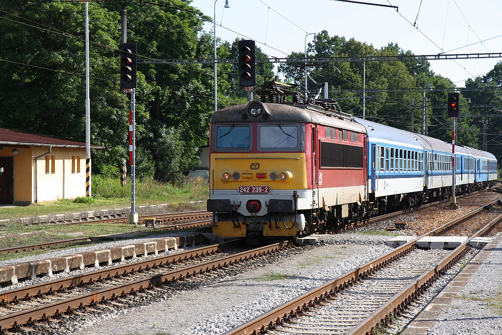CD 242 239-2 fährt am 11.August 2019 mit dem R 668  Rozmberk  (Brno hl.n. - Plzen hl.n.) in den Bahnhof Kostelec u Jihlavy ein.