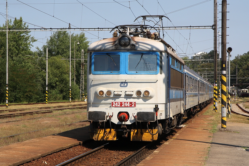 CD 242 244-2 fährt am 05.August 2018 mit dem R 664  Jakub Krčín  (Brno hl.n. - Plzen hl.n.) in den Bahnhof Jindrichuv Hradec ein.