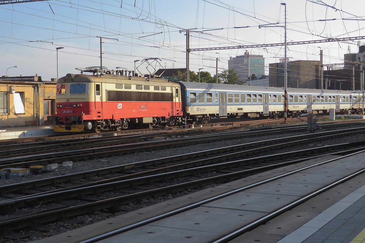 CD 242 261 treft mit deren Regionalbahn am 21 September 2020 in Brno hl.n. ein. 