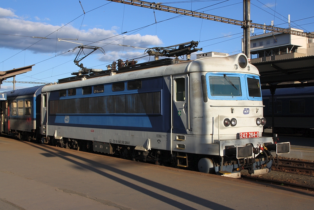 CD 242 264-0 im Bahnhof Brno hl.n. am 29.September 2018.