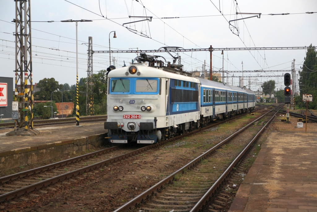 CD 242 264-0 fährt am 24.August 2019 in den Bahnhof Brno-Zidenice ein.