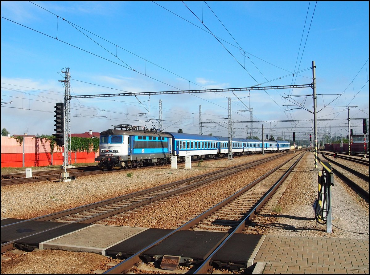 CD 242 269-9, der Schnellzug R717 Vltava kommt nach  Bahnhof Veselí nad Lužnicí am 5. 9. 2020
