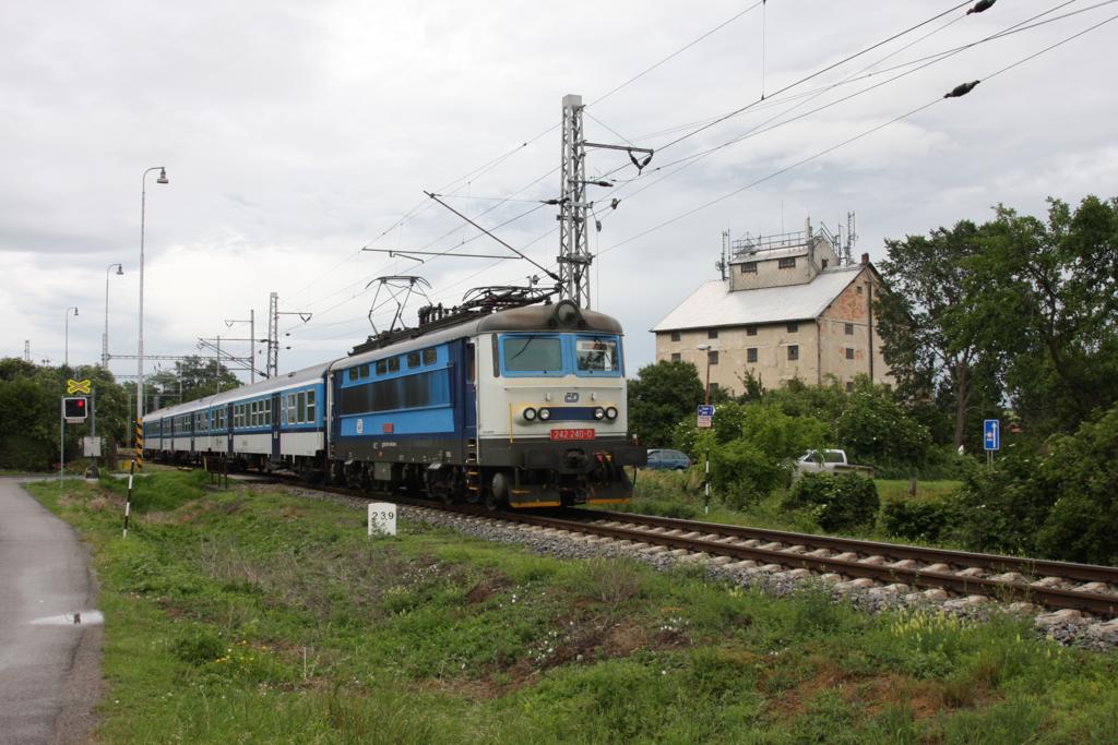 CD 242240 fährt mit einem Personenzug in Krenovice am 15.06.2016 um 15.53 Uhr in Richtung Brno aus.