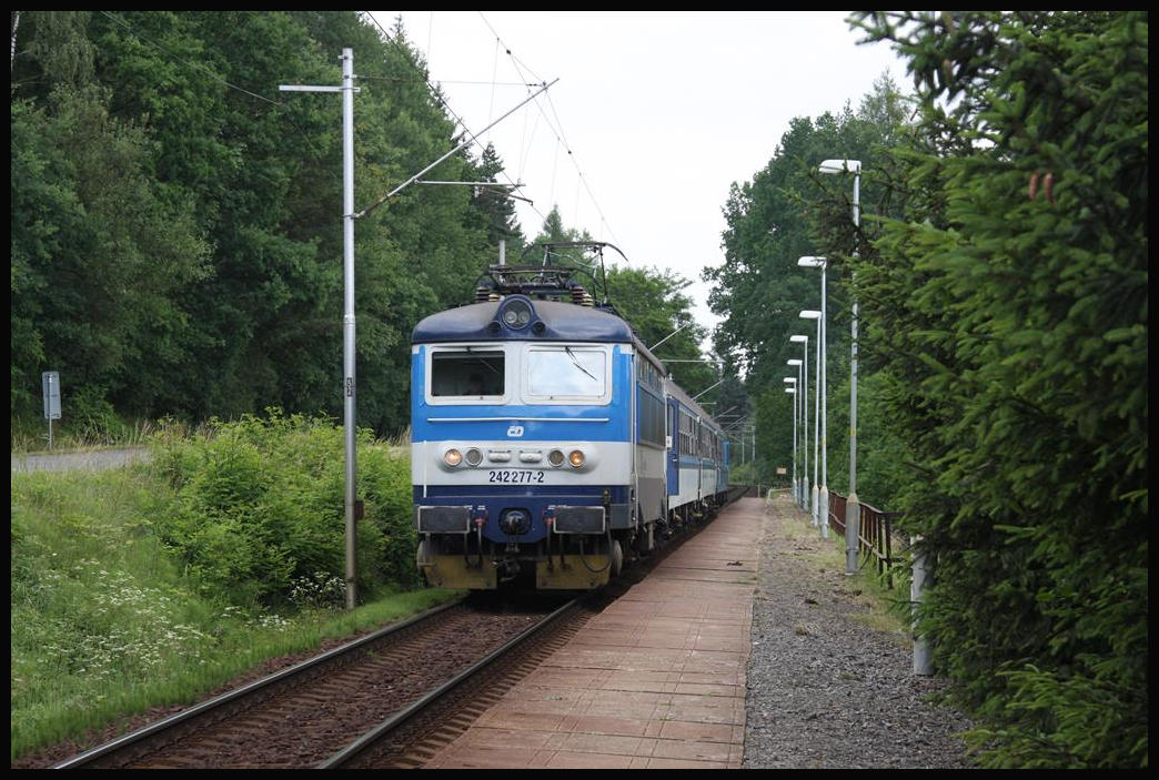 CD 242272 fährt hier am 16.6.2018 mit dem Os von Pilsen nach Horazdovice in den Haltepunkt Srby nad Uslavou ein.