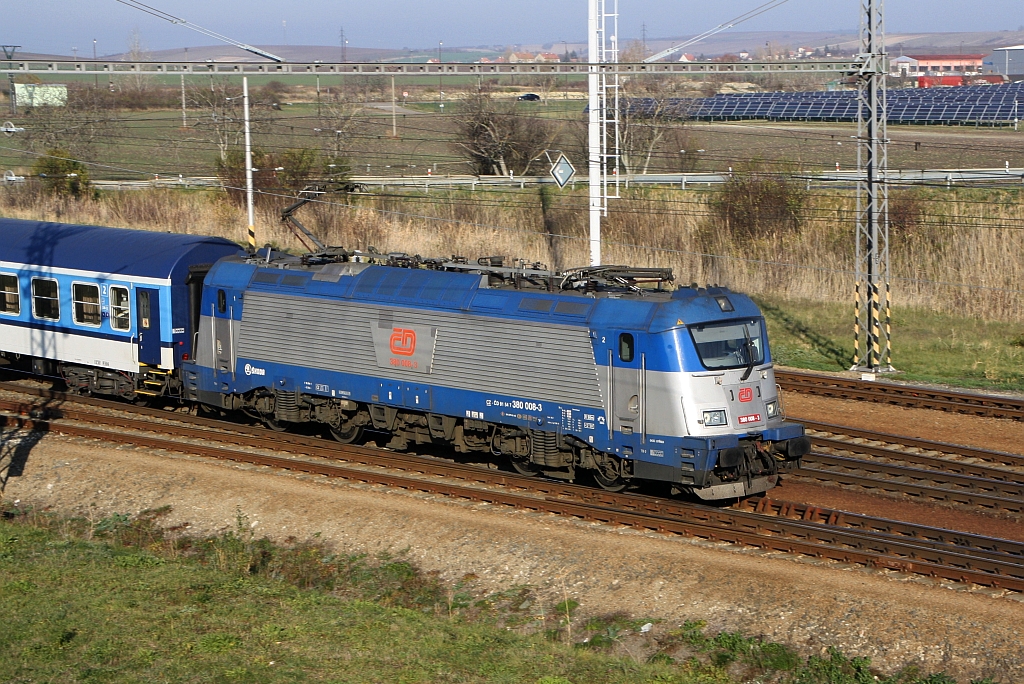 CD 308 008-3 vor dem EC 273  Metropolitan  (Praha hl.n. – Budapest-Nyugati pu.) fährt am 17.November 2018 durch den Bahnhof Zajeci.