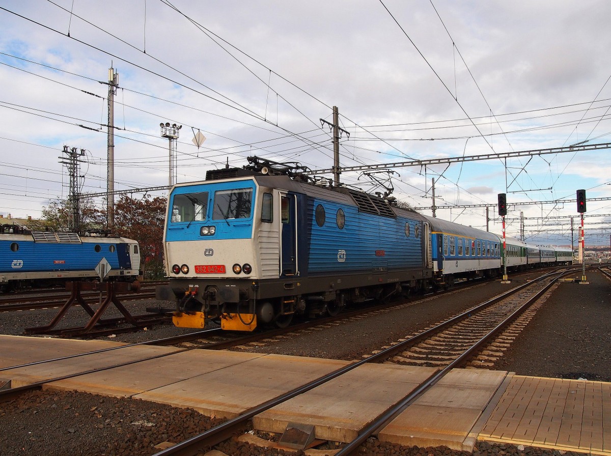 CD 362 042-4 kommt mit einem Schnellzug nach Hauptbahnhof Prag am 8. 11. 2013.