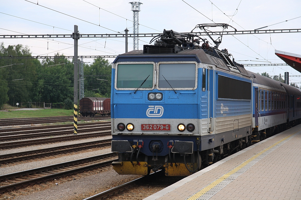 CD 362 079-6 am 25.August 2018 vor dem R 724  Frantisek Krizik  nach Praha-Holesovice im Bahnhof Veseli nad Luznici.