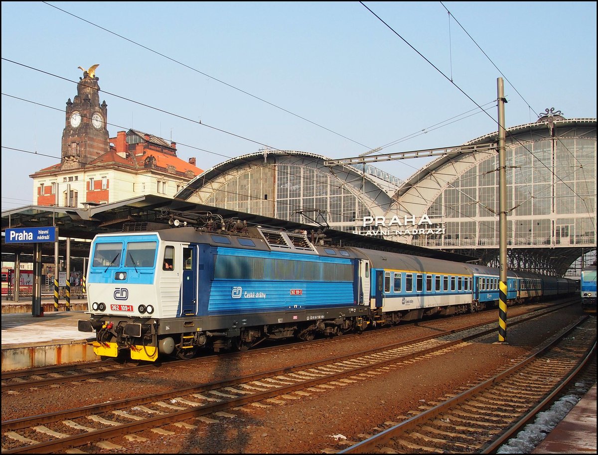 CD 362 109-1 wartet im Hbf Prag auf die Abfahrt am 23. 1. 2017