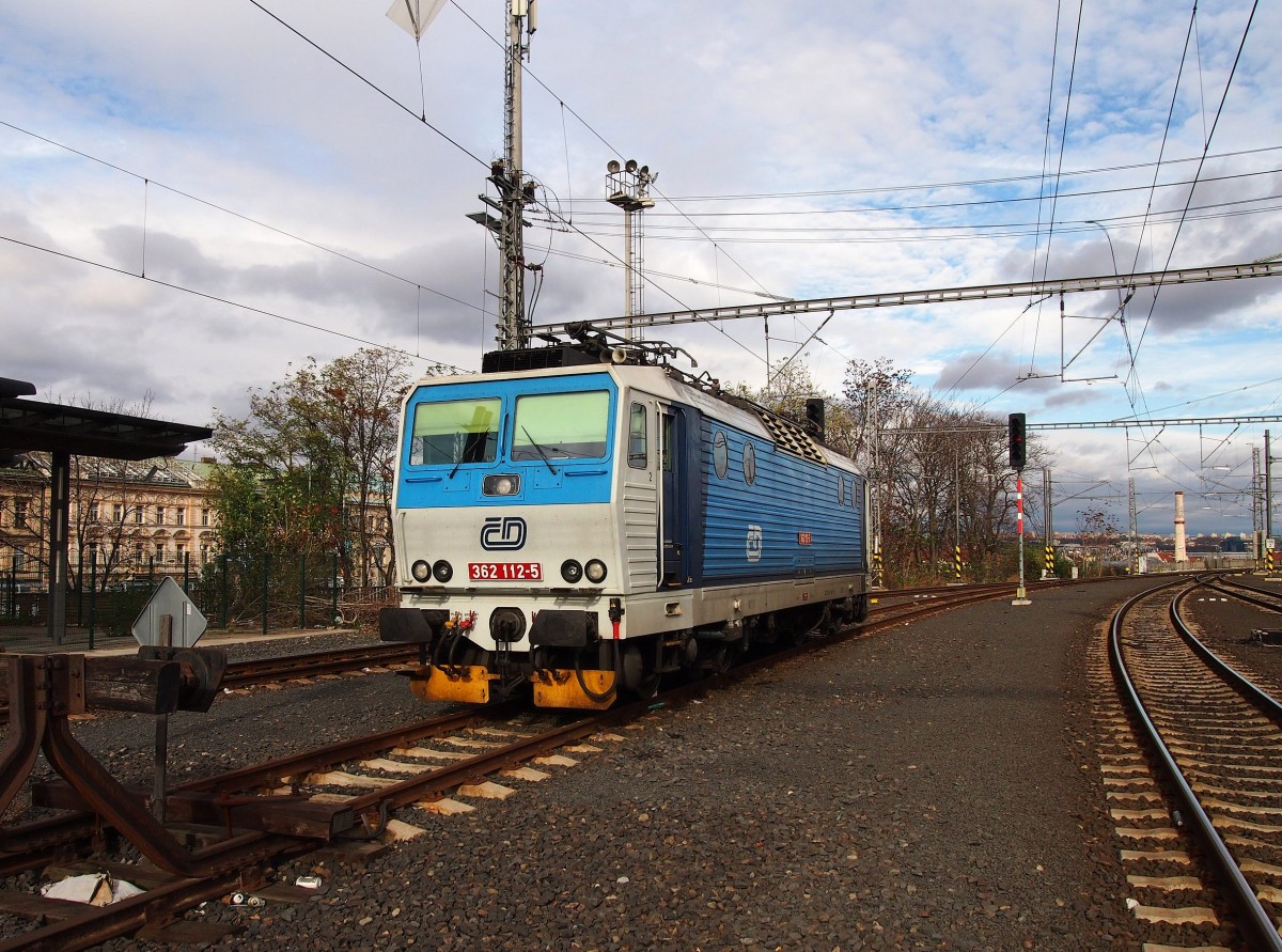 CD 362 112-5 im Hauptbahnhof Prag am 8. 11. 2013. Ein Bild von dem Ende der Plattform gemacht.
