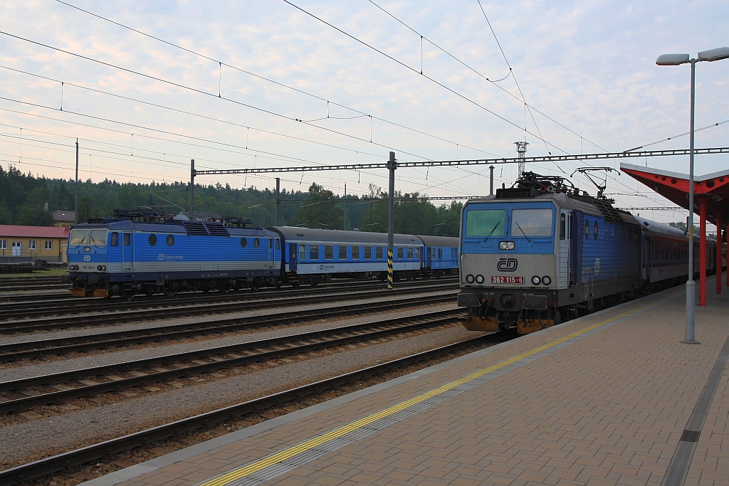 CD 362 115-8 und 122-4 am Morgen des 05.August 2018 im Bahnhof Veseli nad Luznice.