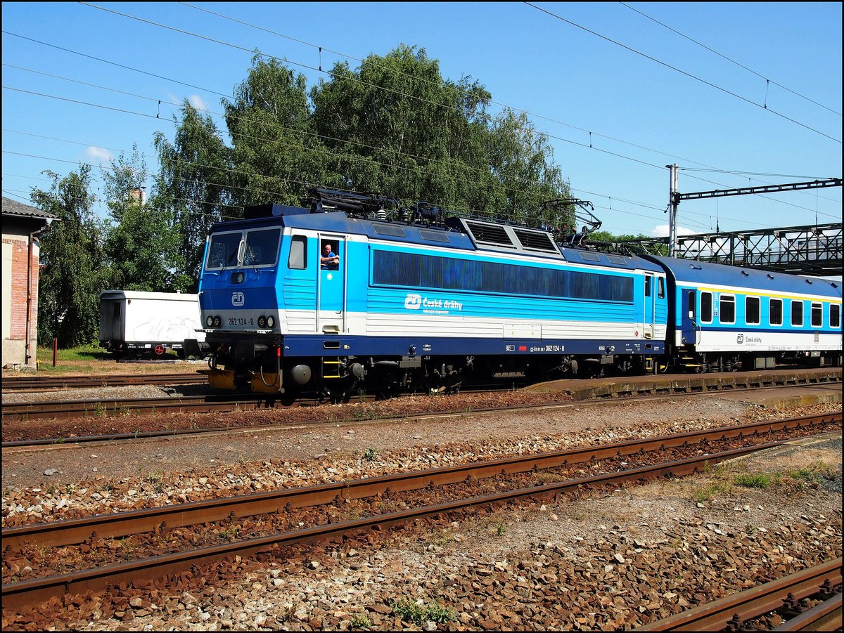 CD 362 124-0 komt nach HBf. Čáslav am 9. 8. 2017