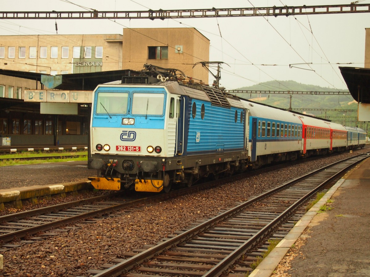 CD 362 131-5 mit Schnellzug nach Cheb in HBf. Beroun am 25. 7. 2015