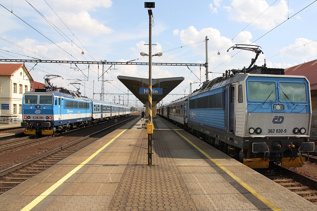 CD 362 162-0 als Os 4218 (Prerov - Breclav) und CD 362 030-9 als R 884  Slovacky expres  (Luhacovice – Praha hl.n.) am 20.Juli 2019  im Bahnhof Hulin.