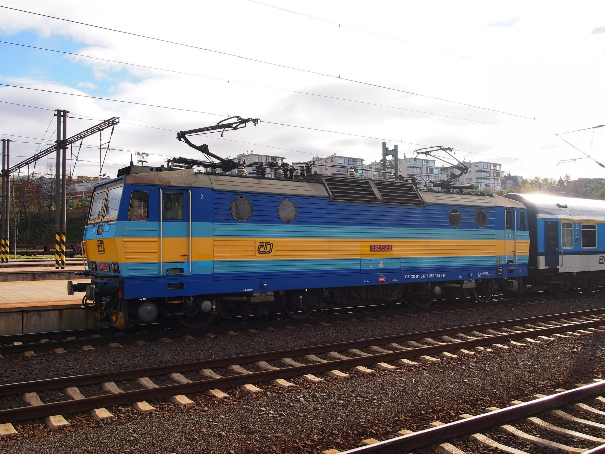 CD 362 163-8 im Hauptbahnhof Prag am 8. 11. 2013.