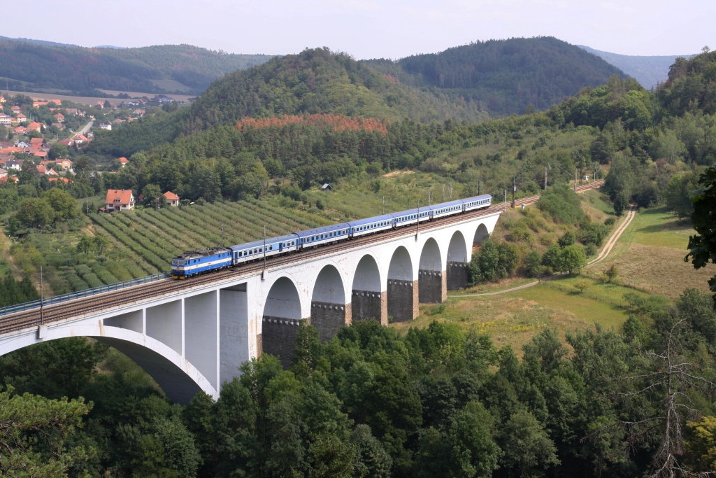 CD 362 172-9 am 24.August 2019 mit dem R 982 (Brno-Kralovo Pole - Praha-Smichov) auf dem Dolni Loucky Viadukt.