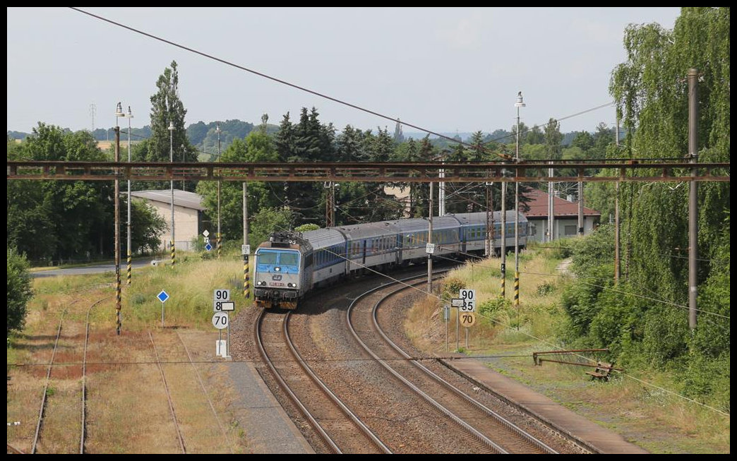 CD 362109-1 biegt hier am 27.06.2021 um 10.43 Uhr mit dem R 611 nach Prag in den Bahnhof von Nebanice ein.