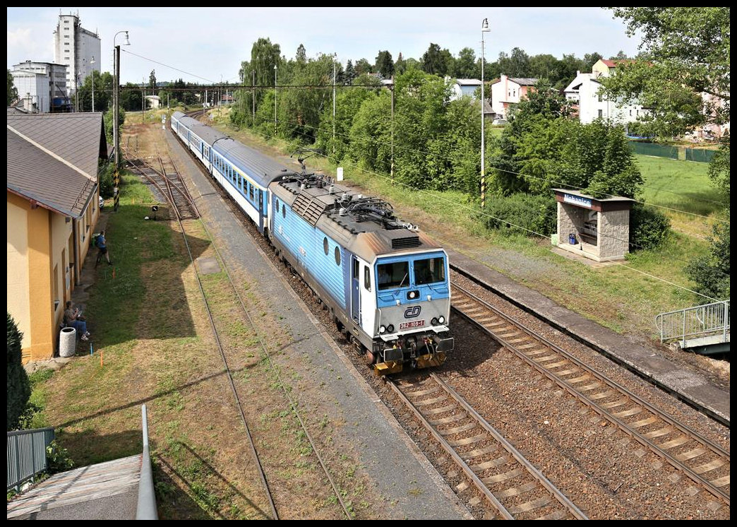 CD 362109-1 durchfährt hier am 27.6.2021 um 10.43 Uhr mit dem R 611 von Cheb nach Praha den Bahnhof Nebanice.