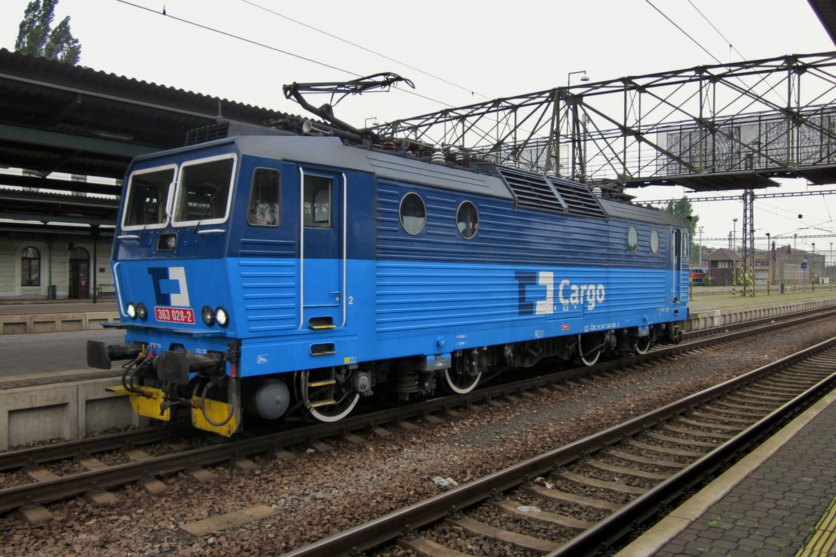 CD 363 028 lauft am 4 Juni 2013 um in Bohumín und die Lok tragt noch ein rotes Nummerschild.