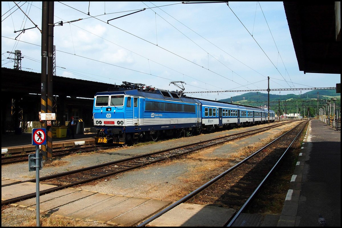 CD 363 064-7 mit zug 7816 wartet auf die Abfahrt nach Pilsen in Hbf. Beroun am 28.5.2016