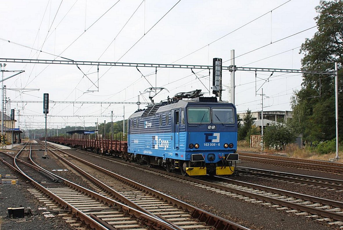 CD 363024 Cargo fährt am 13.9.2009 mit einem Güterzug Richtung Pardubitz durch den Bahnhof Zabori nad Labem.