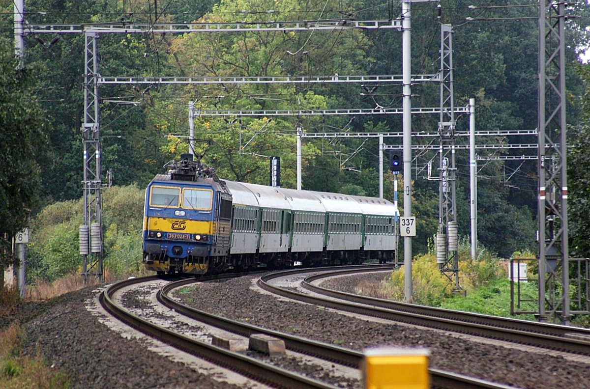 CD 363024 fährt am 13.9.2009 mit einem Os nach Pardubitz in den Bahnhof Zabori nad Labem ein.