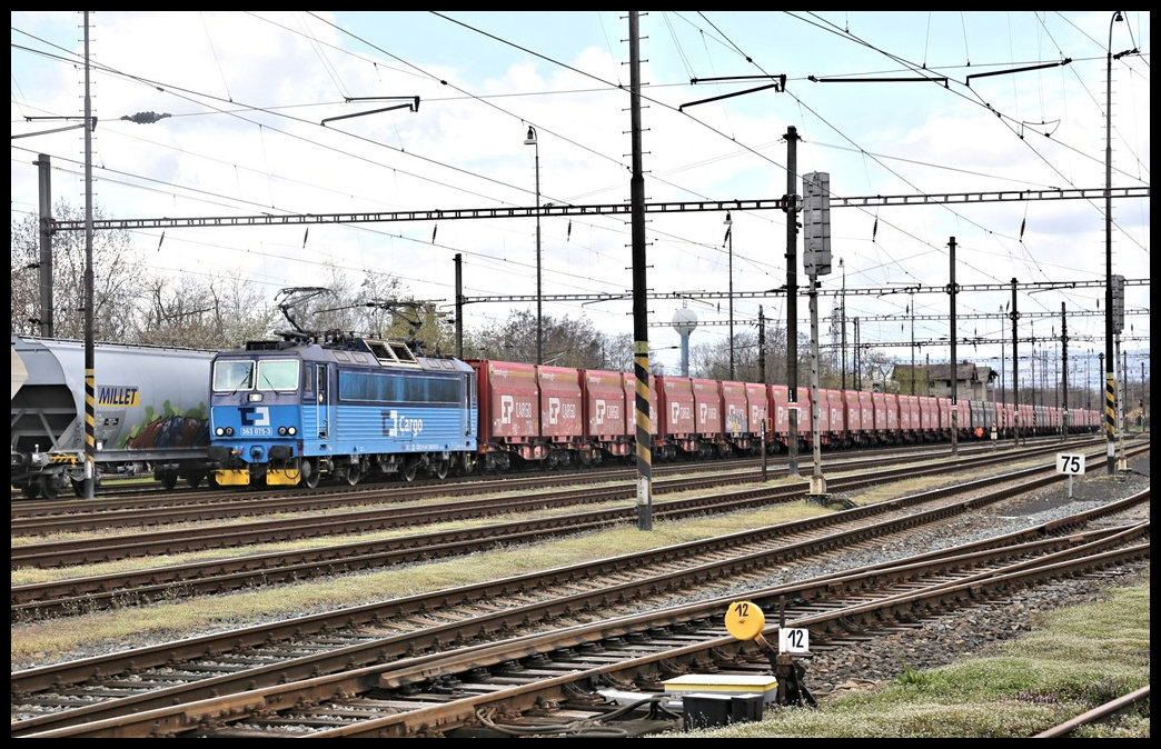 CD 363075-3 wartet hier am 19.04.2023 um 13.26 Uhr im Bahnhof Brezno u Chomutova auf die Weiterfahrt in Richtung Pilsen.