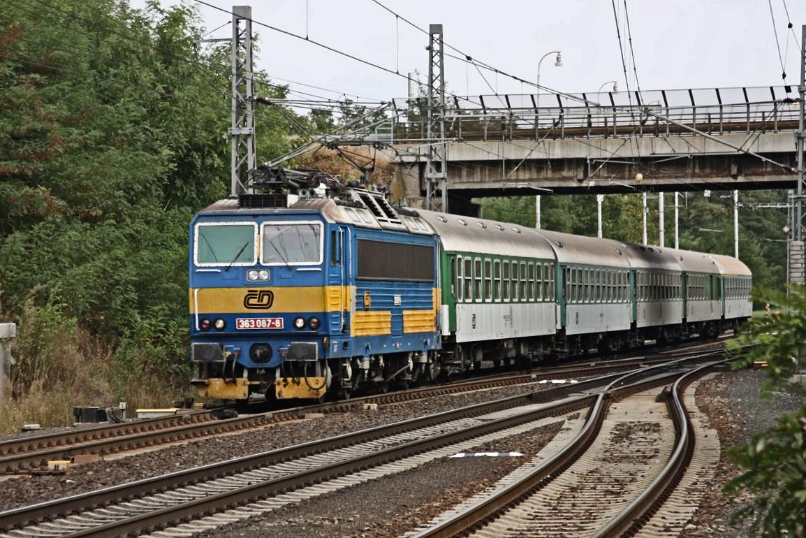 CD 363087 ist am 13.9.2009 mit einem CD Schnellzug in Zabori nad Labem in Richtung Kolin unterwegs.