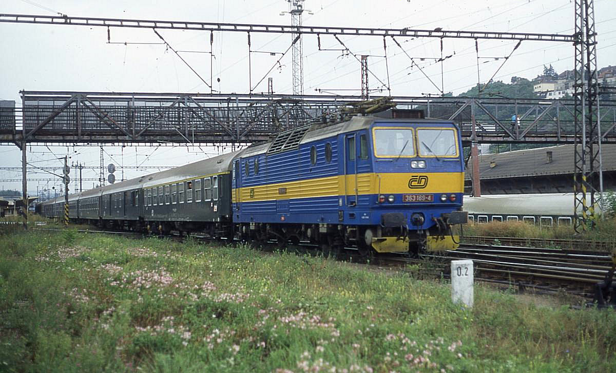 CD 363169 verläßt am 2.9.1995 um 11.40 Uhr mit einem Schnellzug aus Pilsen den Bahnhof Prag Smichov in Richtung Prag Hauptbahnhof.