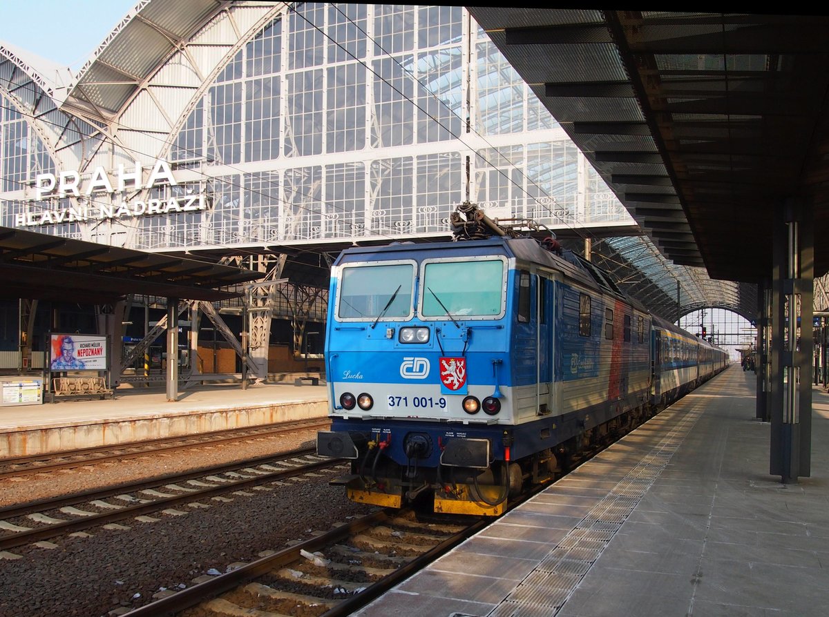 CD 371 001-9 mit Schnellzug kommt nach Hbf. Prague am 23.1. 2017.