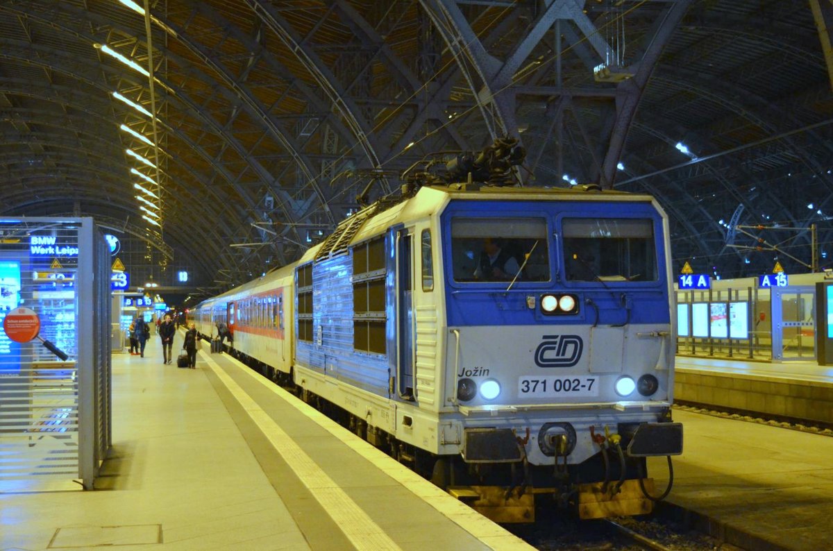 CD 371 002-0  Jozin  EC/IC 60458 (Praha hl.n. 18:27 - Leipzig Hbf 22:26) im Leipzig Hbf 22.10.2016