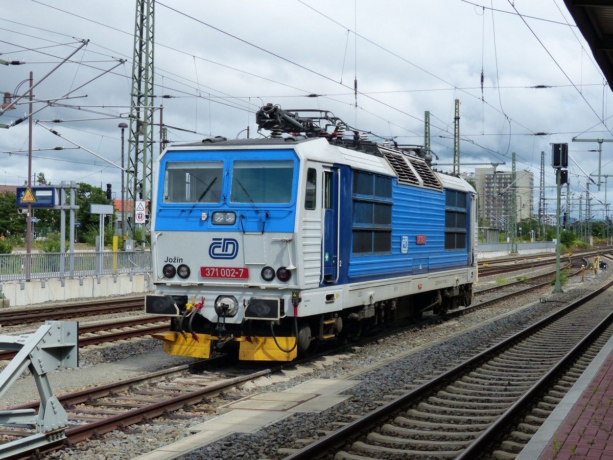CD 371 002 steht am 10.07.2014 auf dem Dresdener Hauptbahnhof