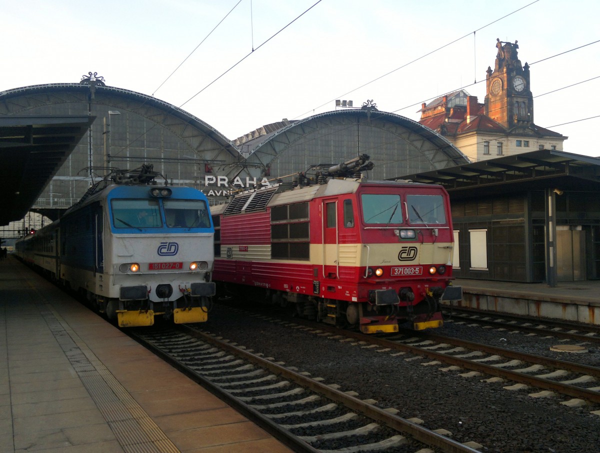 CD 371 003-5 + 151 027-0 im Hauptbahnhof Prag am 26. 11. 2014.