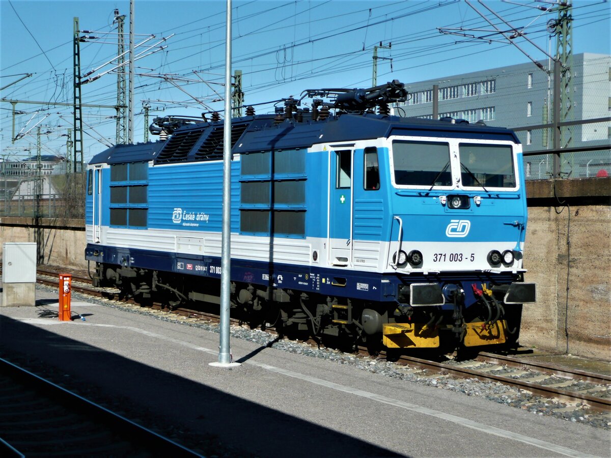 CD 371 003, fotografiert am 12.03.2022 in Dresden Hauptbahnhof