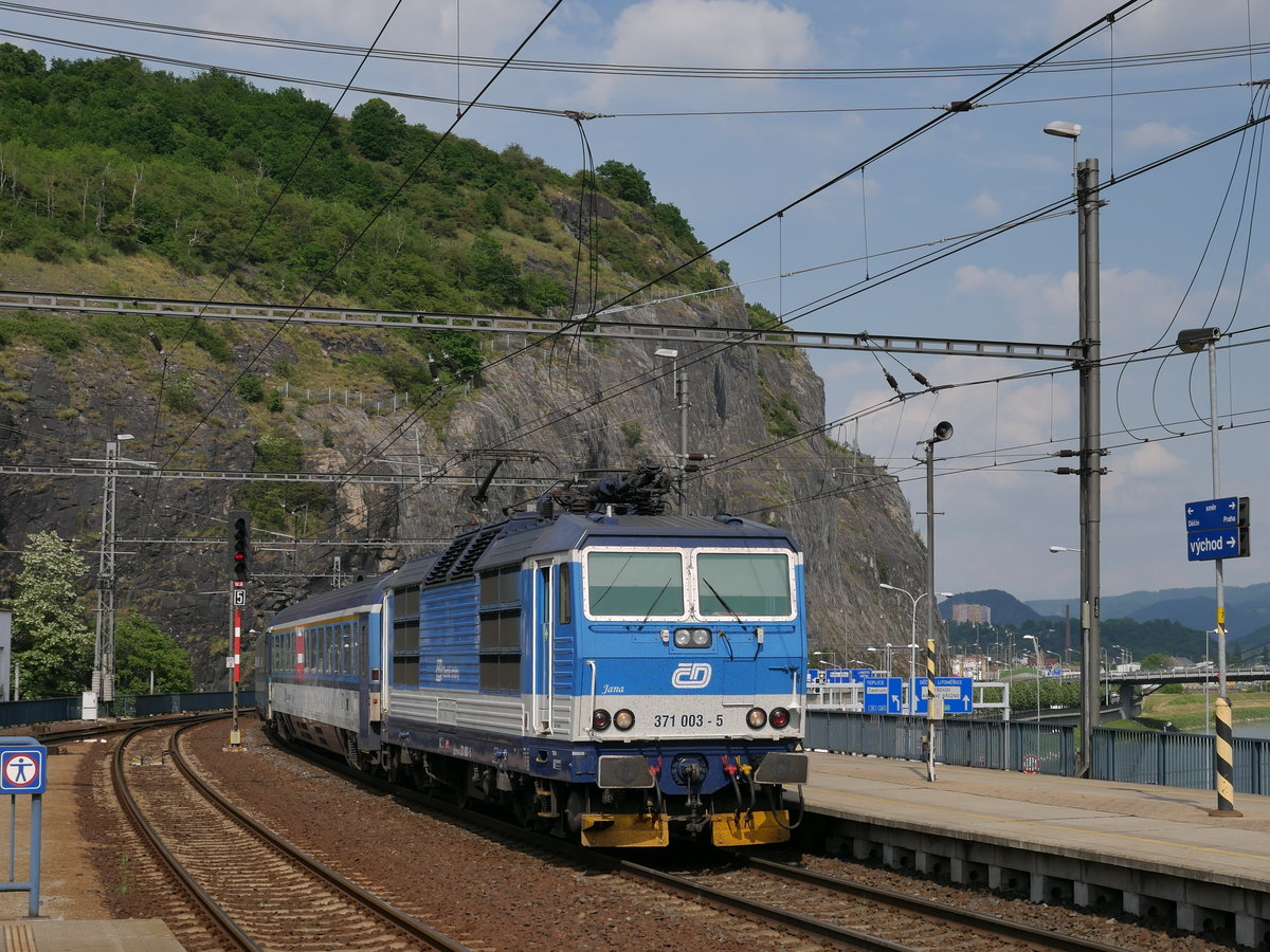 CD 371 003  Jana  mit dem EC 175 Berlin Hbf - Praha hl. n. pünklich bei Einfahrt in Usti nad Labem (Außig an der Elbe); 23.05.2017
