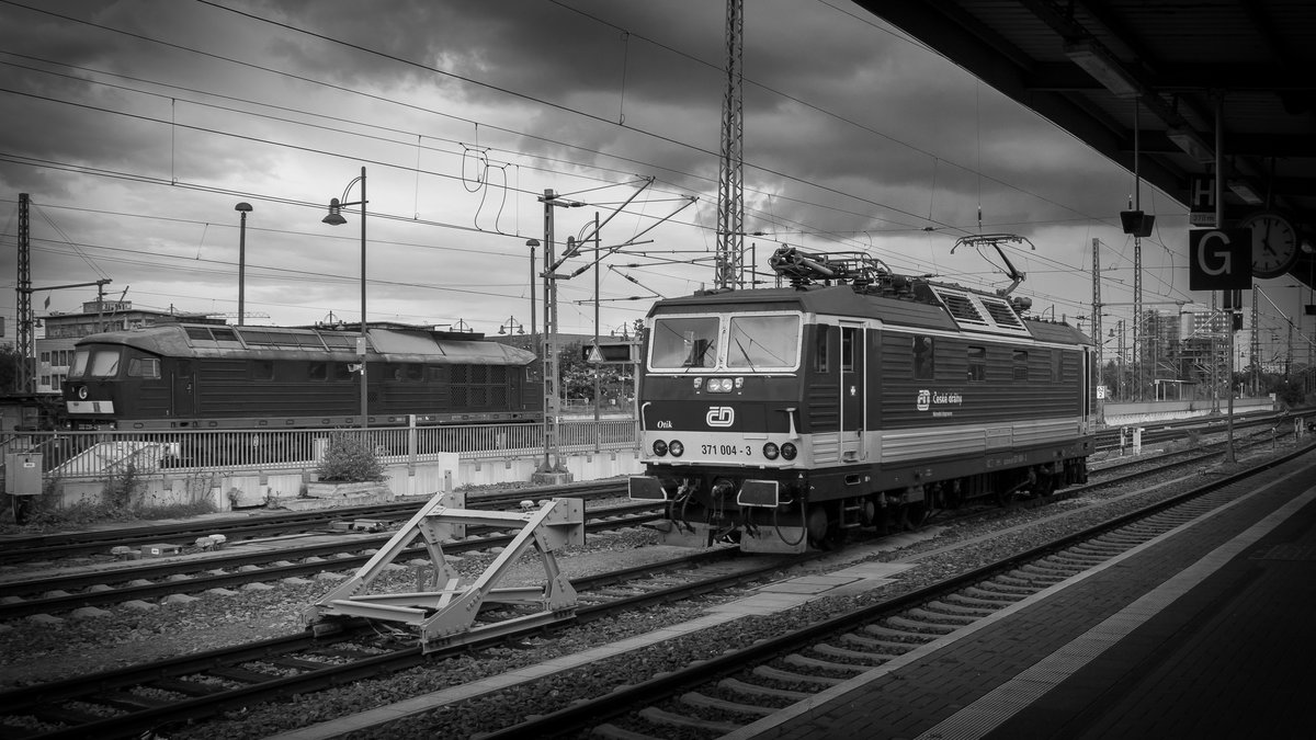 CD 371 004-3 abgestellt in Dresden. Abgestellt trifft es dann eben auch zu, da die tschechischen Knödelpressen lange Jahre mit dem EC die Staatsgrenze nach Deutschland überschritten, jedoch zum Fahrplanwechsel ende 2017 durch neuere E-Loks abgelöst wurden. Die Stimmung des Bildes passt, erfreuten sich die Knödel doch großer Beliebtheit. 
Das Foto wurde aufgenommen am 2. September 2017. Im Hintergrund steht ebenfalls in der Abstellung 232 239-4 vom EBS. Hoffentlich bleibt uns wenigstens die russische Großdiesellok noch einige Jahre erhalten ... 