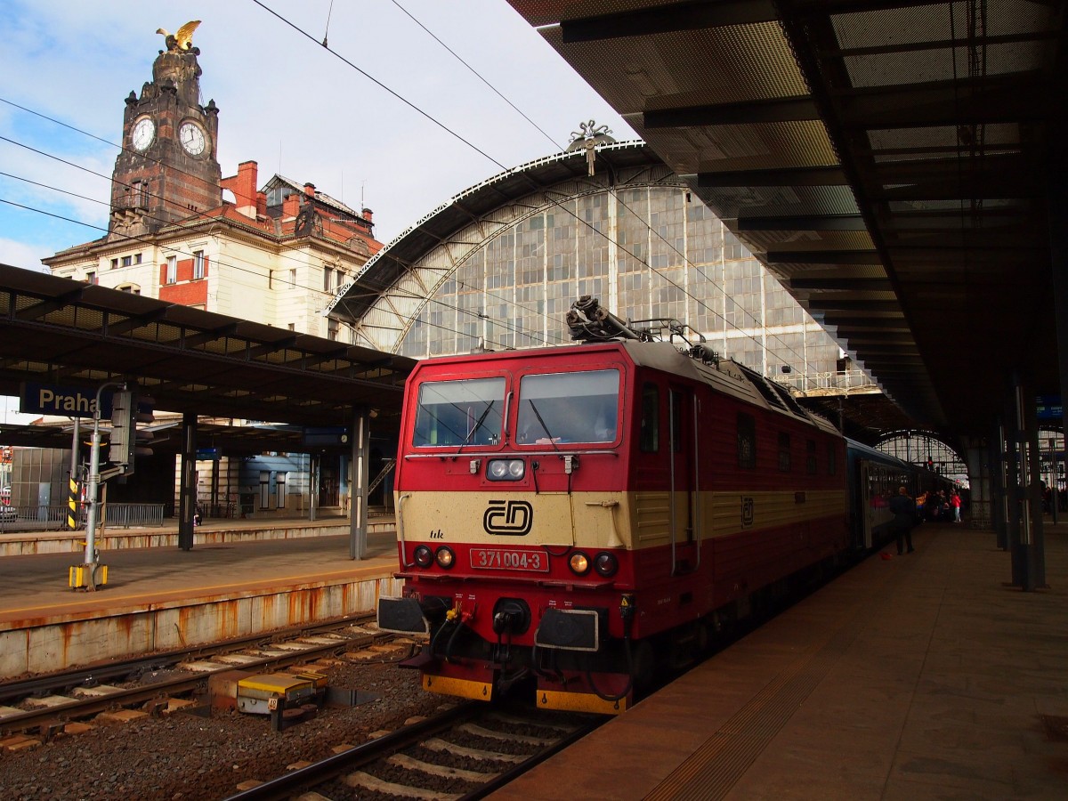 CD 371 004-3 als EC174 nach Hamburg im Hauptbahnhof Prag am 8. 11. 2013. 