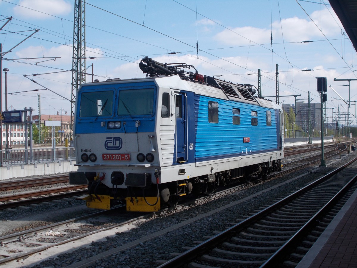 CD 371 201-5 sonnt sich im Juni 2015 in Dresden Hbf