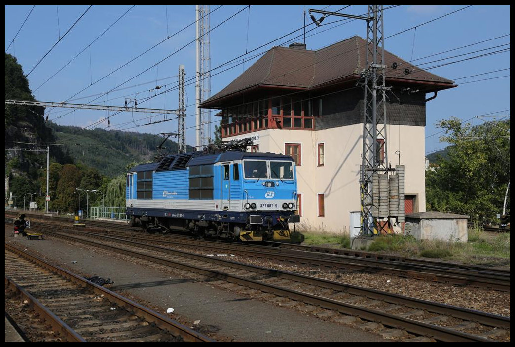 CD 371001 rangiert hier am 6.9.2021 um 15.49 Uhr am nördlichen Stellwerk von Decin Hlavni Nadrazi.