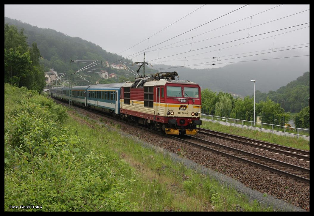 CD 371005 war am 25.5.2015 um 9.45 Uhr bei Königstein mit dem EC 171 mit einer ungarischen Wagen Garnitur nach Prag unterwegs. 