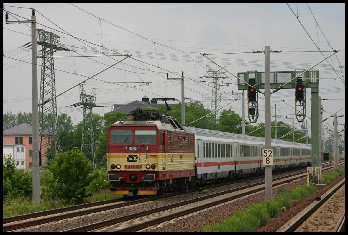 CD 371015 ist hier am 2.6.2007 mit dem Eurocity nach Budapest in Dresden Zschachwitz unterwegs.